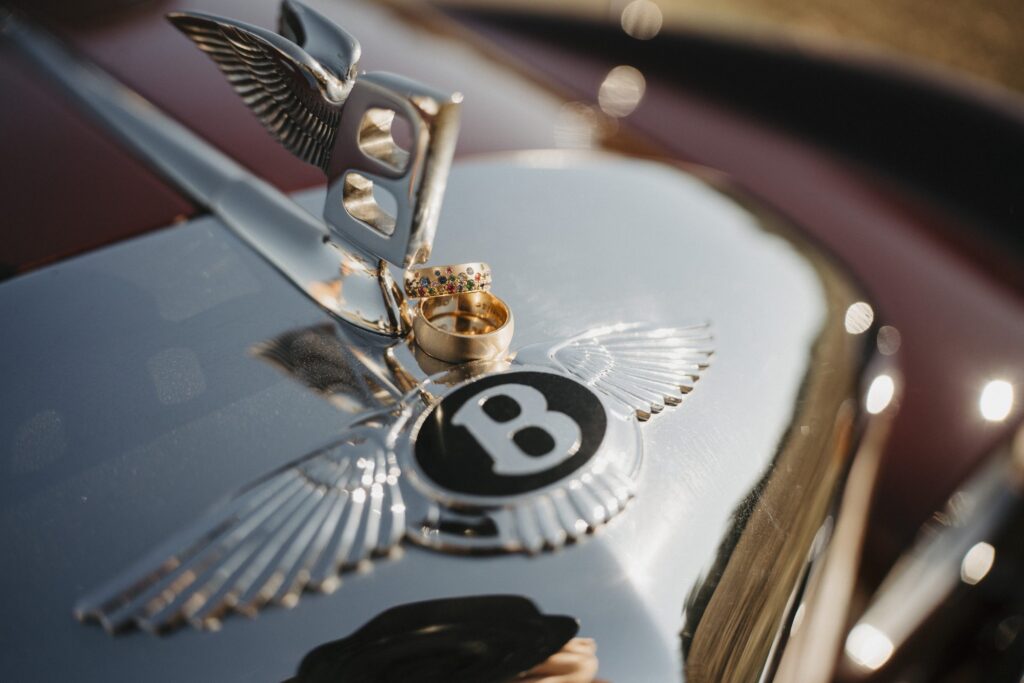 Eheringe auf der Kühlerfigur eines Oldtimers