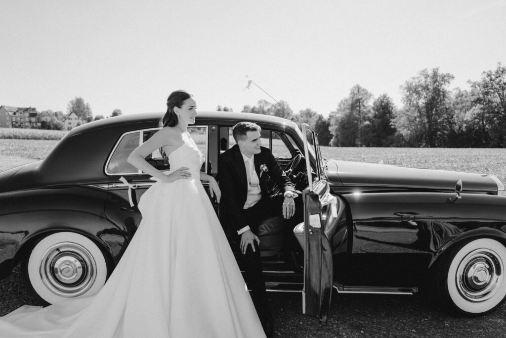 Brautpaar mit Oldtimer in Schwarzweiss