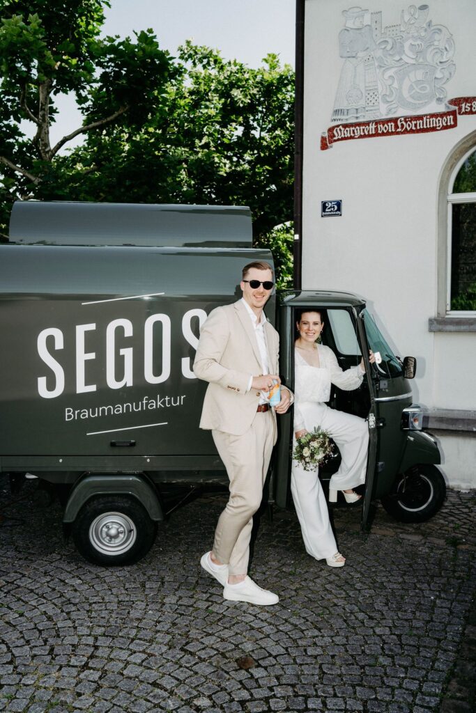 Brautpaar beim Bierwagen