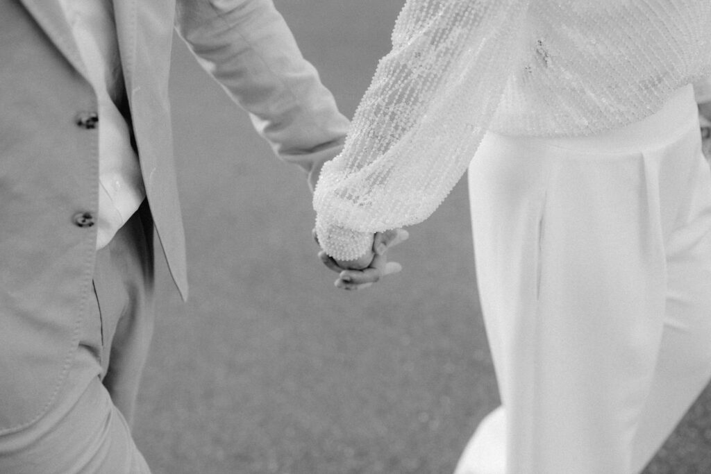 Hand in Hand in Schwarzweiss