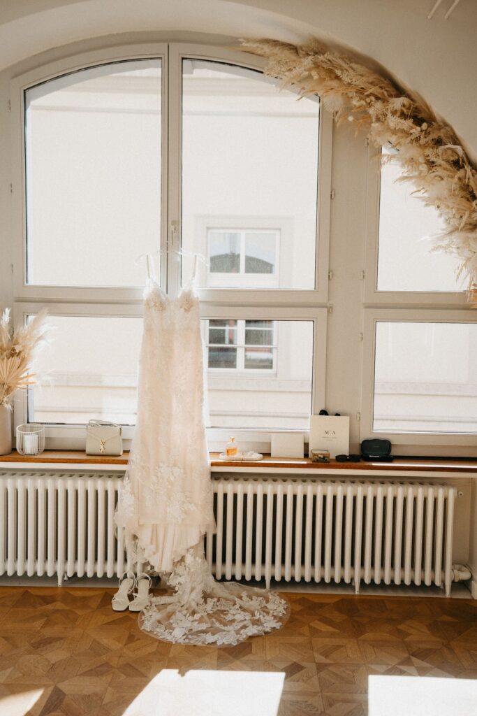 Brautkleid hängt am Fenster