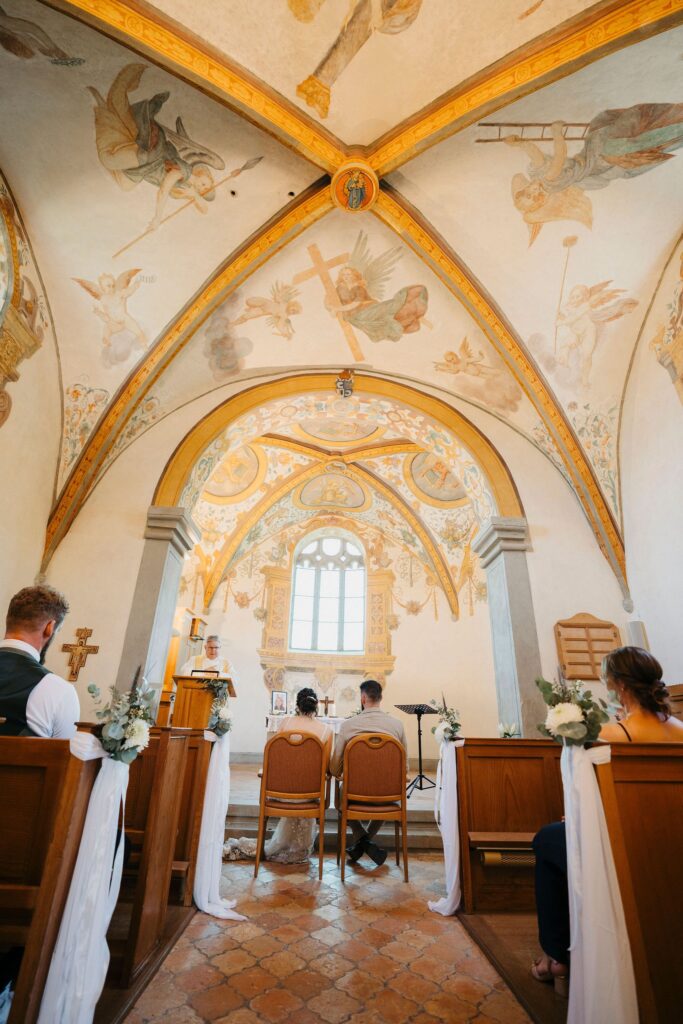 Bemaltes Kirchengewölbe während der Trauung
