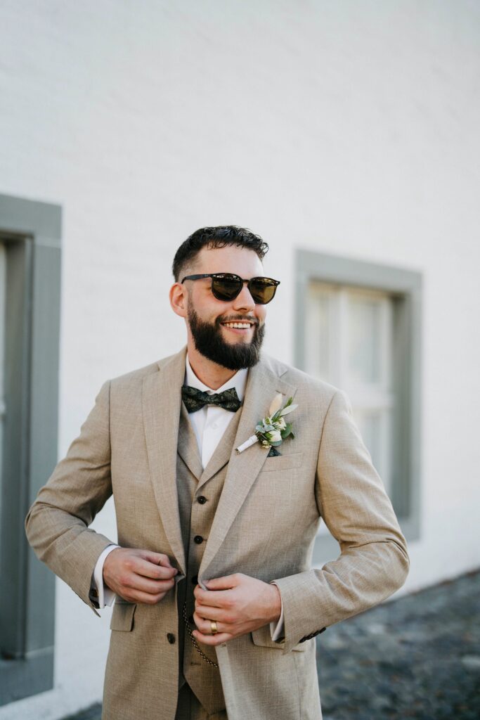Bräutigam mit Sonnenbrille