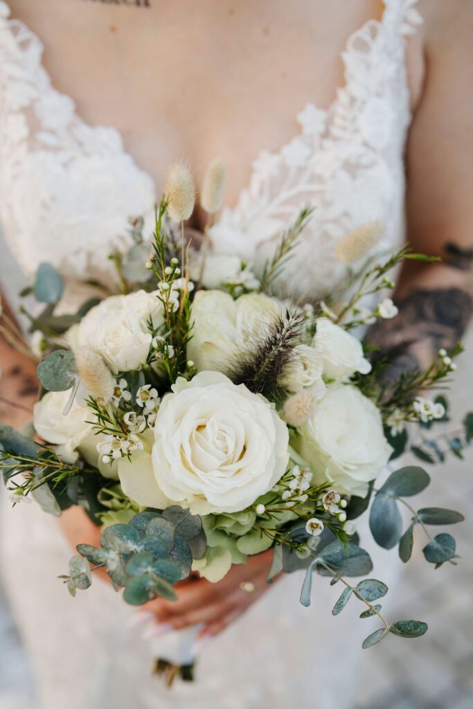 Brautstrauss mit weissen Rosen